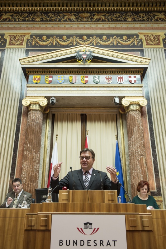 Am Rednerpult: Landeshauptmann Günther Platter (V) bei seiner Rede. Am Präsidium von links: Bundesrat Josef Saller (V) und Bundesratsdirektorin Susanne Bachmann