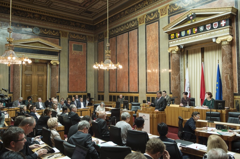 Am Rednerpult: Landeshauptmann Günther Platter (V) bei seiner Rede. Am Präsidium von links: Bundesrat Josef Saller (V), Bundesratspräsidentin Sonja Ledl-Rossmann (V) und Bundesratsdirektorin Susanne Bachmann. Blick Richtung Sitzungsmitglieder