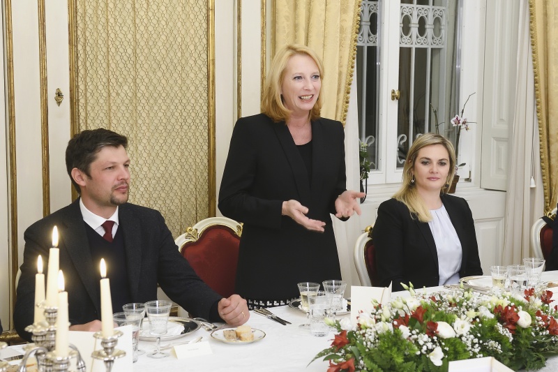 Treffen mit Südtiroler Senatoren und Abgeordneten in der Österreichischen Botschaft in Rom. Von links: Kammerabgeordneter Daniel Alfreider, Nationalratspräsidentin Doris Bures (S), Kammerabgeordnete Renate Gebhard