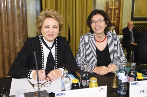 Von links: Vorsitzende des Föderationsrates der Föderalen Versammlung der Russischen Föderation Valentina Ivanovna Matvienko und Nationalratsabgeordnete und OSZE-PV Präsidentin Christine Muttonen (S)