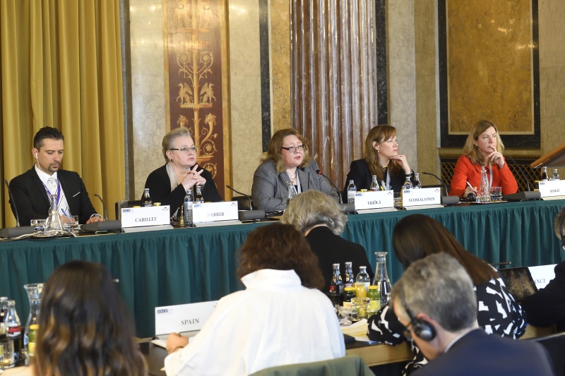 Podium von links: S Marc Carillet Stellvertretender Leiter des Verbindungsbüros der OSZE-PV in Wien, Moderatorin Gudrun Harrer, Tuula Yrjölä, Botschafterin und tätig im OSZE-Büro in Tadschikistan, Nina Suomalainen, Leiterin der OSZE-Mission in Skopje, Aleška Simkic, stellvertretende Chief Monitor und tätig in der OSZE-Sonderüberwachungsmission in der Ukraine