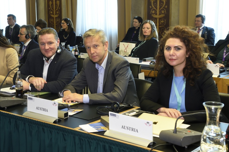 Österreichische Delegation von links: Nationalratsabgeordneter Roman Haider (F), Klubobmann Reinhold Lopatka (V), Nationalratsabgeordnete Aygül Berivan Aslan (G)