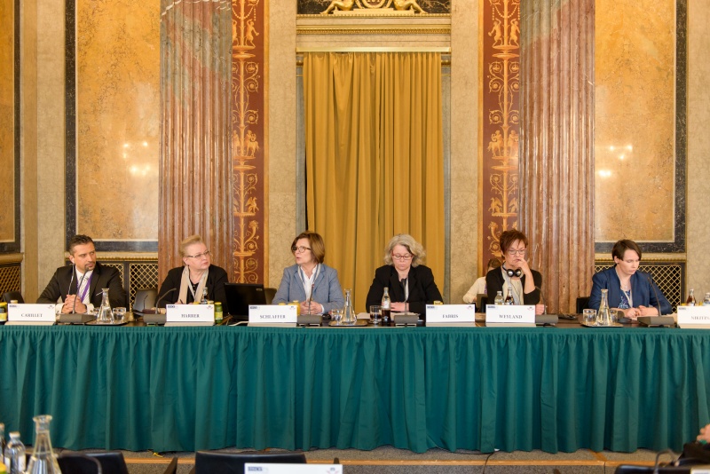 Die Sprecherinnen der Keynote 'Die Rolle der Frauen im Kampf gegen Extremismus und Terrorismus'. Podium von links: Marc Carillet Vizedirektor OSCE PA Büro Wien, Gudrun Harrer Redakteurin Der Standard, Edit Schlaffer, Gründerin und Geschäftsführerin von Frauen ohne Grenzen/SAVE, Verena Fabris, Leiterin des Extremismusinformationszentrums, Petra Weyland, Professorin am George C. Marshall Europäisches Zentrum für Sicherheitsstudien, Yulia Nikitina, außerordentliche Professorin an der Universität für Internationale Beziehungen in Moskau