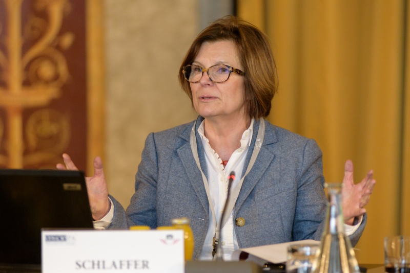 Edit Schlaffer, Gründerin und Geschäftsführerin von Frauen ohne Grenzen/SAVE bei der Keynote zum Thema: 'Die Rolle der Frauen im Kampf gegen Extremismus und Terrorismus'