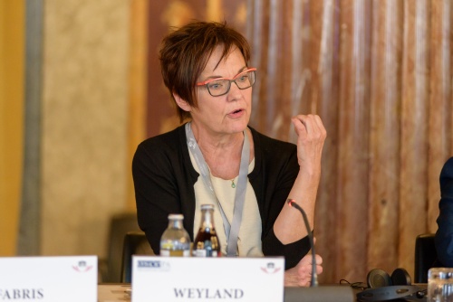 Petra Weyland, Professorin am George C. Marshall Europäisches Zentrum für Sicherheitsstudien bei der Keynote zum Thema: 'Die Rolle der Frauen im Kampf gegen Extremismus und Terrorismus'
