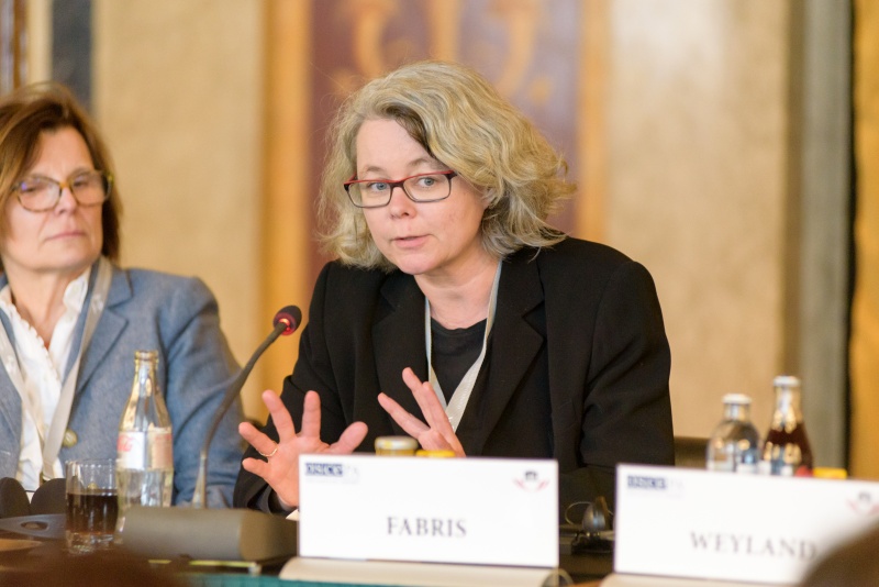 Verena Fabris, Leiterin des Extremismusinformationszentrums bei der Keynote zum Thema: 'Die Rolle der Frauen im Kampf gegen Extremismus und Terrorismus'