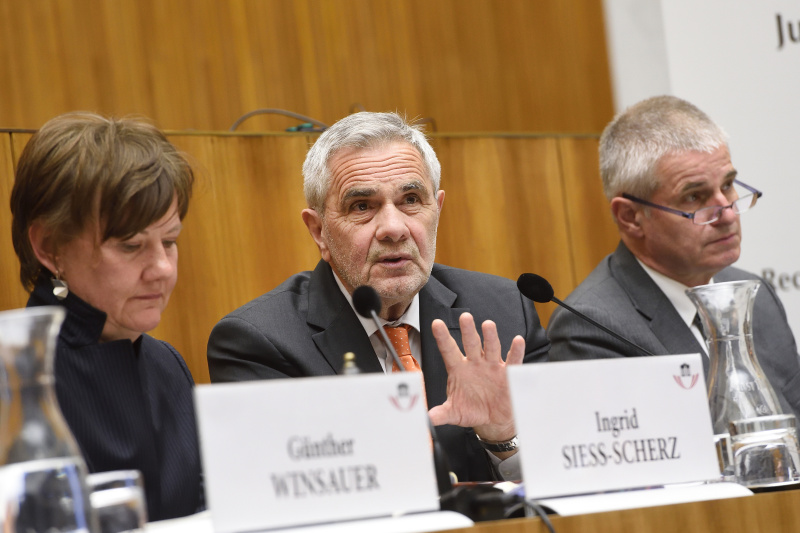 Am Podium von links: Moderatorin Ingrid Siess-Scherz, Walter Berka, Universität Salzburg, Walter Pilgermair, Präsident des Oberlandesgerichts Innsbruck i.R.
