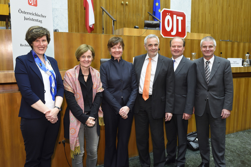 Von links: Anna Gamper, Universität Innsbruck, Renate Graber, Redakteurin der Tageszeitung "Der Standard", Moderatorin Ingrid Siess-Scherz, Walter Berka, Universität Salzburg, Günther Winsauer, Oberlandesgericht Linz, Walter Pilgermair, Präsident des Oberlandesgerichts Innsbruck i.R.