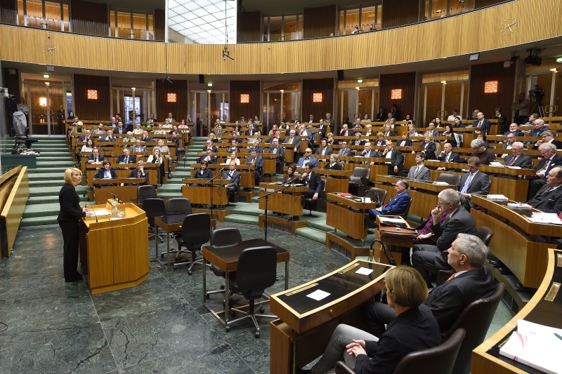 Begrüßungsworte von Nationalratspräsidentin Doris Bures (S). Blick Richtung VeranstaltungteilnehmerInnen