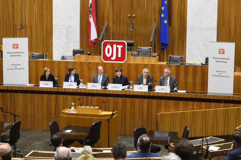 Am Podium von links: Renate Graber, Redakteurin der Tageszeitung "Der Standard", Anna Gamper, Universität Innsbruck, Günther Winsauer, Oberlandesgericht Linz, Moderatorin Ingrid Siess-Scherz, Walter Berka, Universität Salzburg, Walter Pilgermair, Präsident des Oberlandesgerichts Innsbruck i.R.