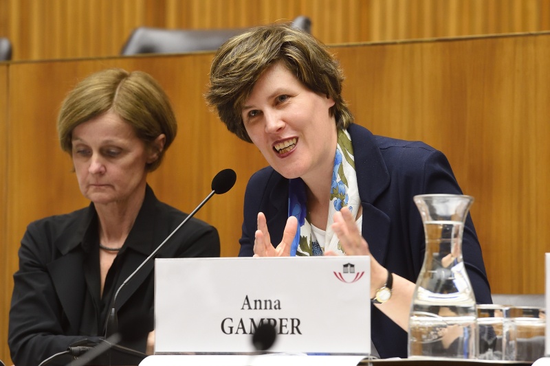 Am Podium von links: Renate Graber, Redakteurin der Tageszeitung "Der Standard", Anna Gamper, Universität Innsbruck