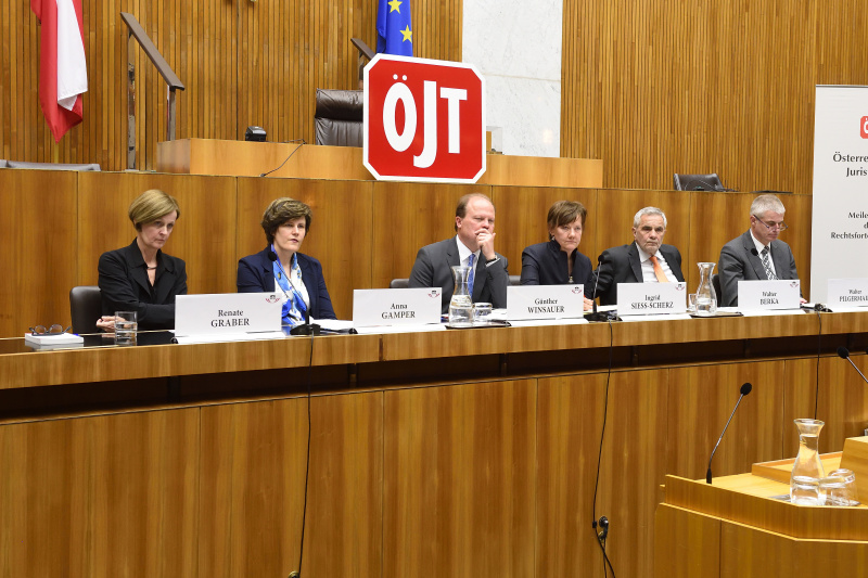 Am Podium von links: Renate Graber, Redakteurin der Tageszeitung "Der Standard", Anna Gamper, Universität Innsbruck, Günther Winsauer, Oberlandesgericht Linz, Moderatorin Ingrid Siess-Scherz, Walter Berka, Universität Salzburg, Walter Pilgermair, Präsident des Oberlandesgerichts Innsbruck i.R.