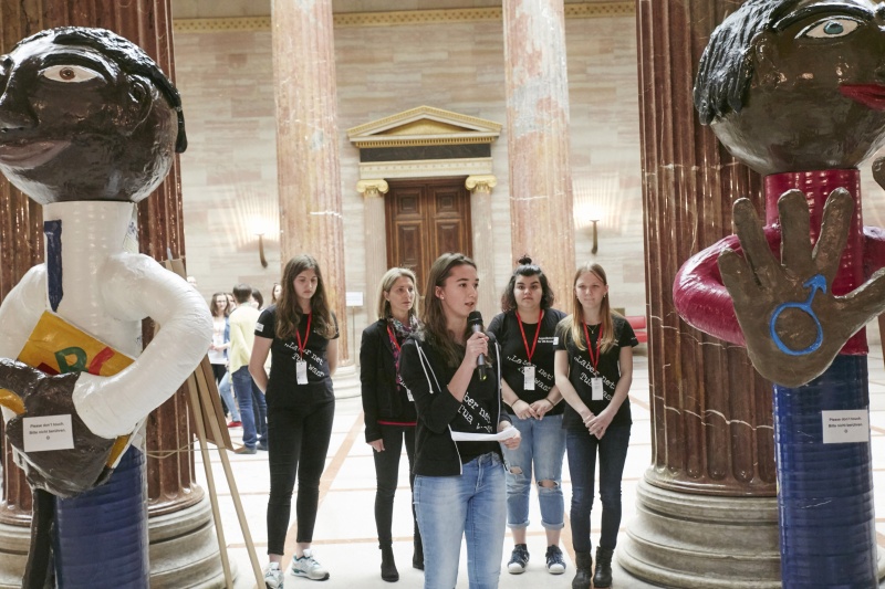 Jugendbotschafterinnen für UN-Kinderrechte der Caritas Vorarlberg präsentieren die Ausstellung