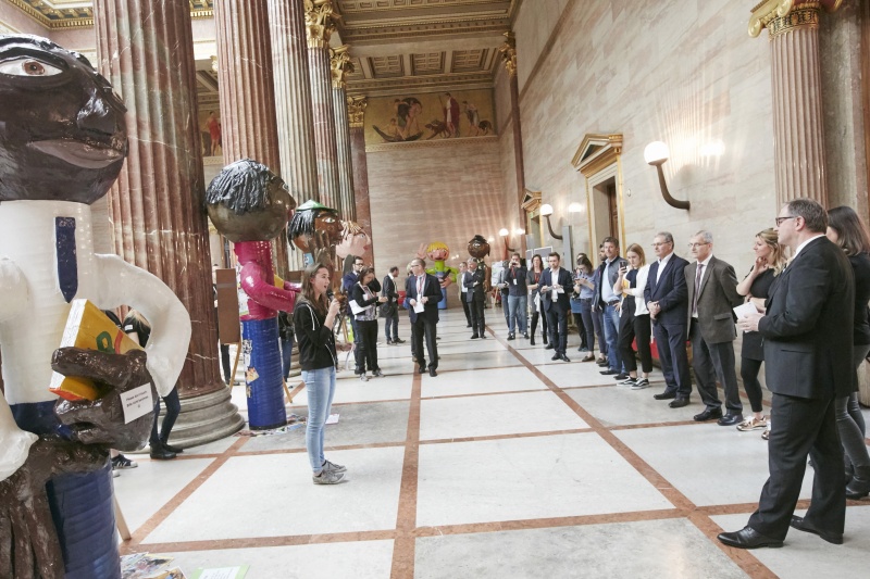 Jugendbotschafterinnen für UN-Kinderrechte der Caritas Vorarlberg präsentieren die Ausstellung