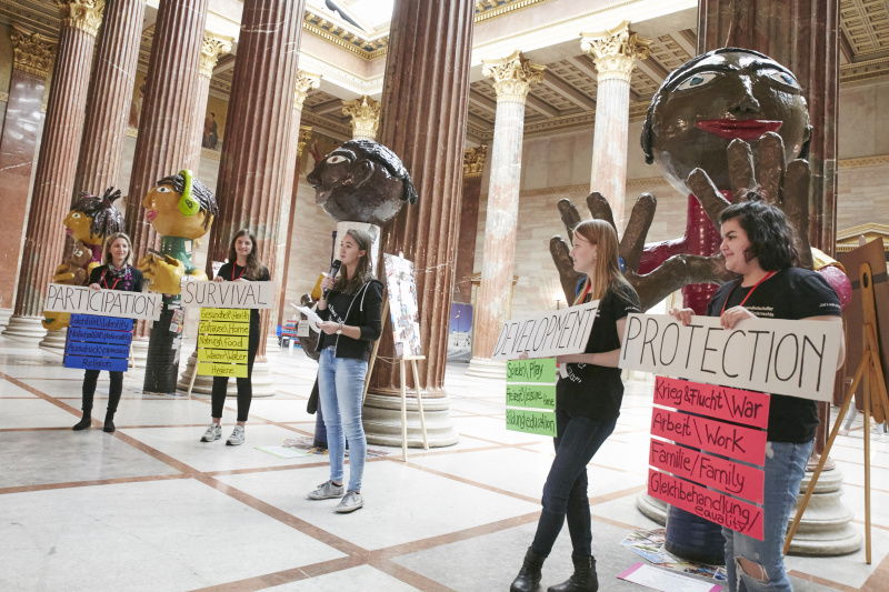 Jugendbotschafterinnen für UN-Kinderrechte der Caritas Vorarlberg präsentieren die Ausstellung