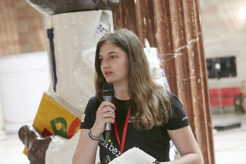 Jugendbotschafterin für UN-Kinderrechte der Caritas Vorarlberg präsentiert die Ausstellung