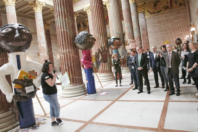 Jugendbotschafterinnen für UN-Kinderrechte der Caritas Vorarlberg präsentieren die Ausstellung