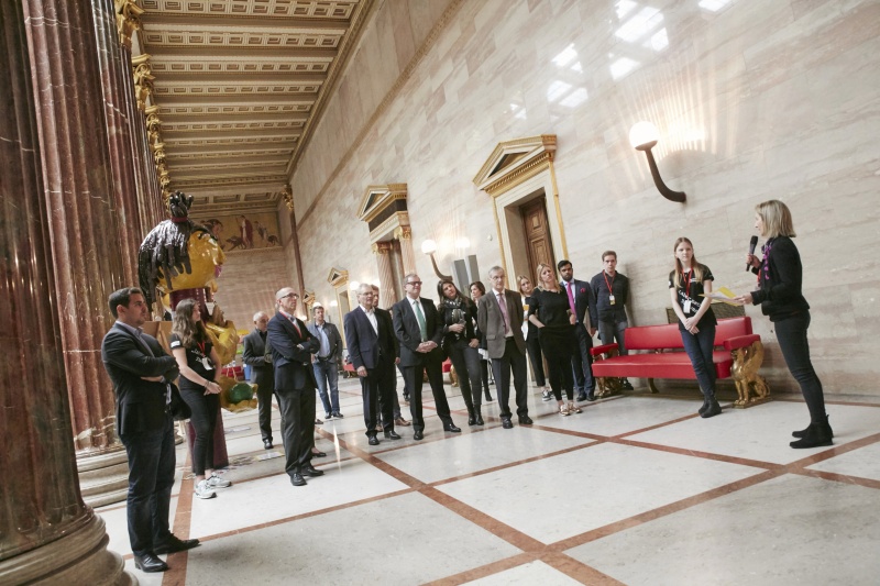 Jugendbotschafterinnen für UN-Kinderrechte der Caritas Vorarlberg präsentieren die Ausstellung