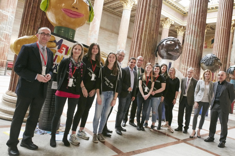 Gruppenfoto mit Jugendbotschafterinnen für UN-Kinderrechte der Caritas Vorarlberg. Von rechts: Generalsekretär Bernd Wachter Caritas Österreich,  Nationalratsabgeordnete Claudia Gamon (N),  Nationalratsabgeordneter Franz Kirchgatterer (S),  Nationalratsabgeordnete Katharina Kucharowits (S),  Nationalratsabgeordnete Martina Schenk (T), Zweiter Nationalratspräsident Karlheinz Kopf (V),  Nationalratsabgeordneter Asdin El Habbassi (V),  Nationalratsabgeordneter Edgar Mayer (V), Direktor Caritas Vorarlberg Walter Schmolly Caritas Vorarlberg