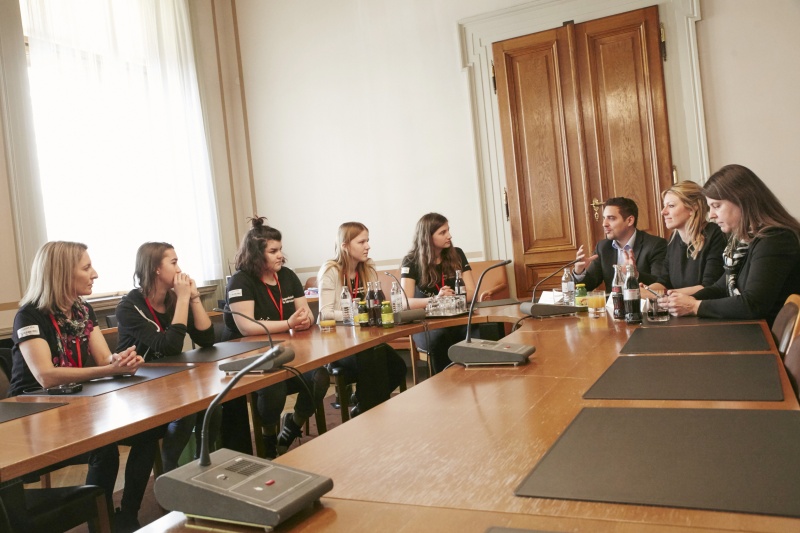 Gesprächsrunde, von rechts:  Nationalratsabgeordnete Martina Schenk (T),  Nationalratsabgeordnete Katharina Kucharowits (S),  Nationalratsabgeordneter Asdin El Habbassi (V) und Jugendbotschafterinnen für UN-Kinderrechte der Caritas Vorarlberg