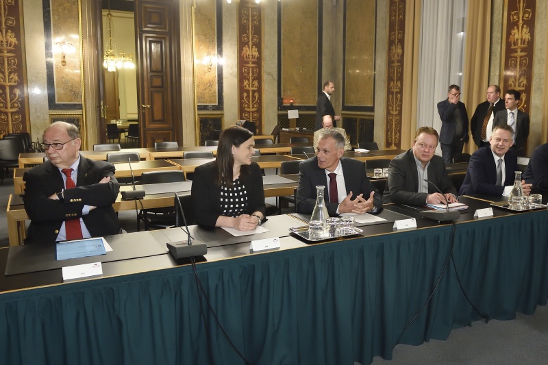 Von links: Die Nationalratsabgeordneten Otto Pendl (S), Daniela Holzinger-Vogtenhuber (S),Maximilian Unterrainer (S), Hannes Weninger (S) und Jürgen Schabhüttl (S)