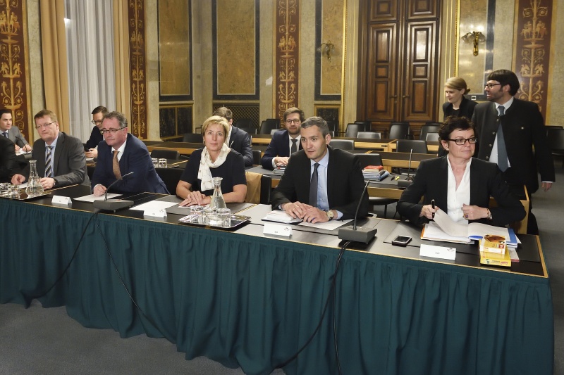 1. Reihe Von links: Die Nationalratsabgeordneten Manfred Hofinger (V), Georg Vetter (V), Michaela Steinacker (V), Rouven Ertlschweiger (V) und Gabriele Tamandl (V)