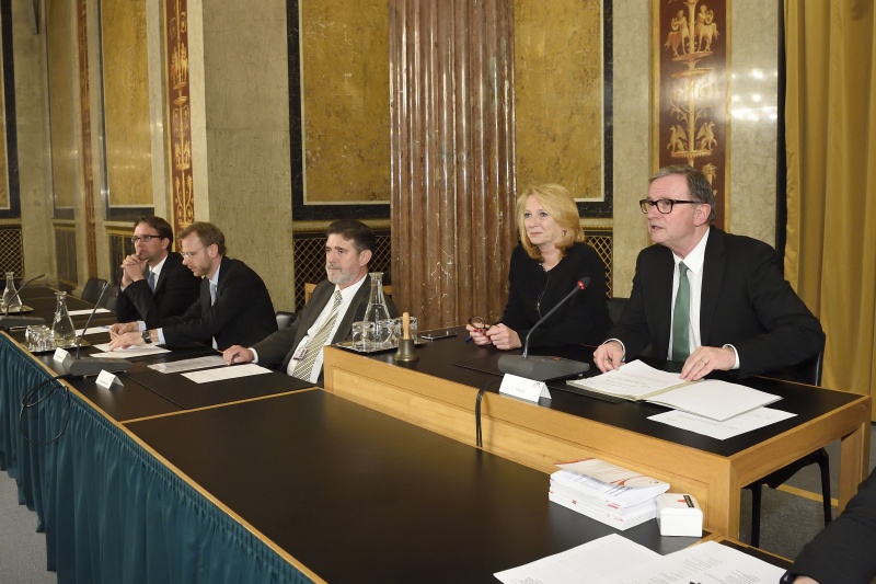 Von links: stellvertretender Verfahrensanwalt Michael Kasper, Verfahrensanwalt Andreas Joklik, Verfahrensrichter Ronald Rohrer, Nationalratspräsidentin Doris Bures (S) und Zweiter Nationalratspräsident Karlheinz Kopf (V)