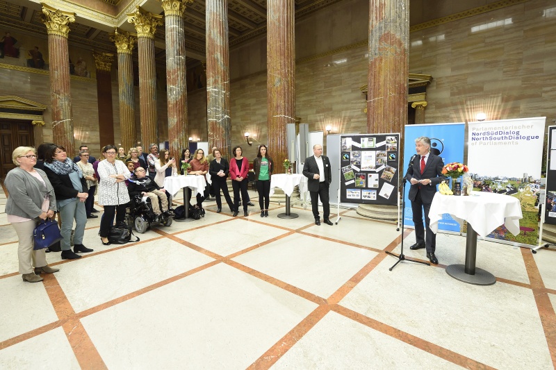 Begrüßung durch Parlamentsdirektor Harald Dossi. Blick Richtung VeranstaltungsteilnehmerInnen