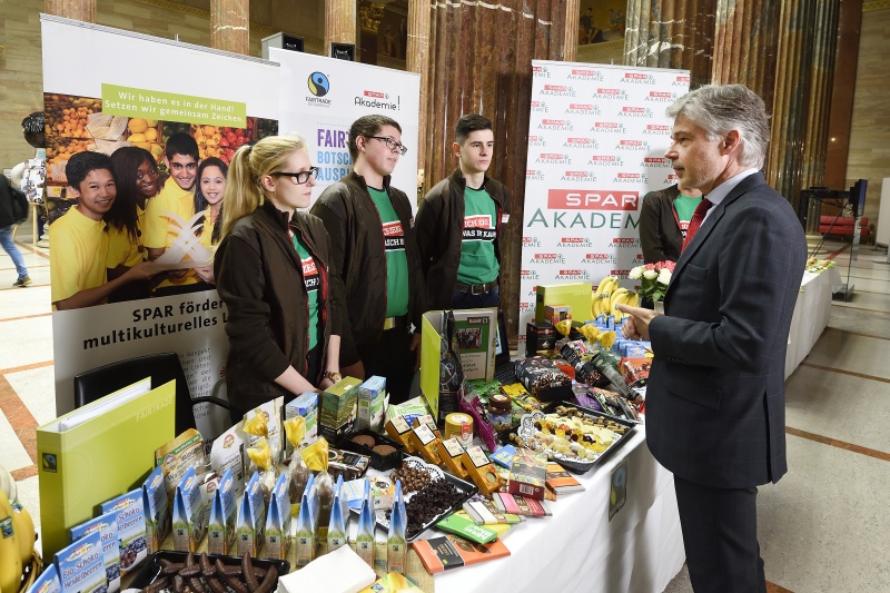 Parlamentsdirektor Harald Dossi im Gespräch mit Lehrlingen der SPAR-Akademie