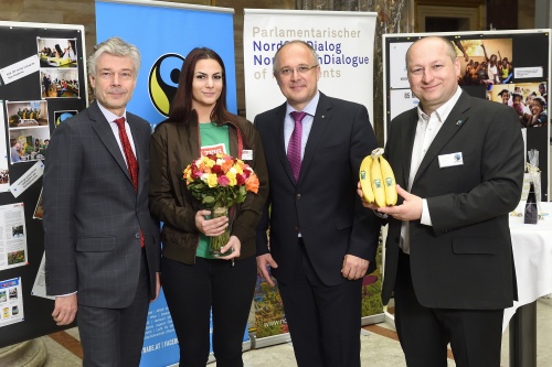 Von links: Parlamentsdirektor Harald Dossi, Lehrling der SPAR-Akademie, Leiter der SPAR-Akademie Robert Renz und Geschäftsführer Fairtrade Österreich Hartwig Kirner