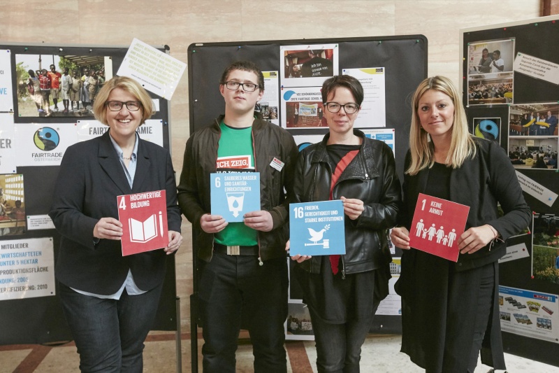 Von links: Nationalratsabgeordnete Ruperta Lichtenecker (G); Lehrling der Spar Akademie, Nationalratsabgeordnete Tanja Windbüchler-Souschill (G) und Nationaratsabgeordnete Katharina Kucharowits (S)