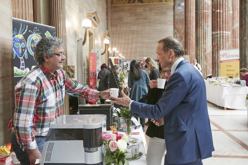 Nationalratsabgeordneter Wolfgang Gerstl (V) am Informationsstand für Kaffee