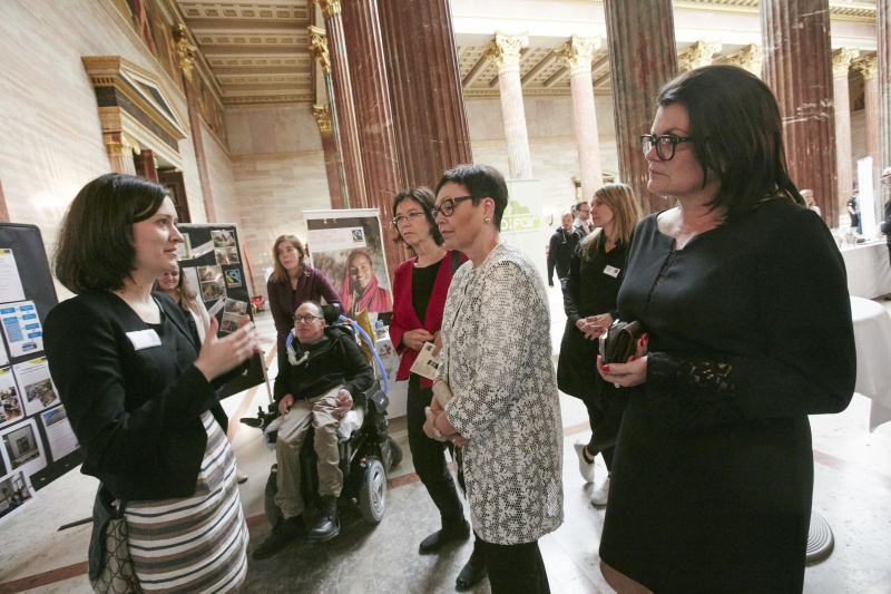 von rechts: Nationalratsabgeordnete Elisabeth Pfurtscheller (V),  Nationalratsabgeordnete Claudia Durchschlag (V),  Nationalratsabgeordnete Christine Muttonen (S),  Nationalratsabgeordneter Franz-Joseph Huanigg (V) und Elisabeth Wallner Fairtrade Österreich