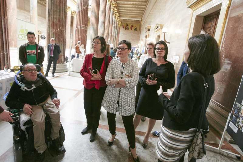 von rechts: Elisabeth Wallner Fairtrade Österreich, Nationalratsabgeordnete Elisabeth Pfurtscheller (V), Nationalratsabgeordnete Claudia Durchschlag (V),  Nationalratsabgeordnete Christine Muttonen (S) und Nationalratsabgeordneter Franz-Joseph Huanigg (V)