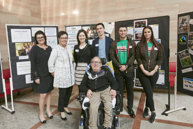 von links:  Nationalratsabgeordnete Elisabeth Pfurtscheller (V),  Nationalratsabgeordnete Claudia Durchschlag (V), Elisabeth Wallner Fairtrade Österreich,  Nationalratsabgeordneter Franz-Joseph Huanigg (V), Florian Ablöscher Fairtrade Österreich, Lehrlinge der Spar Akademie