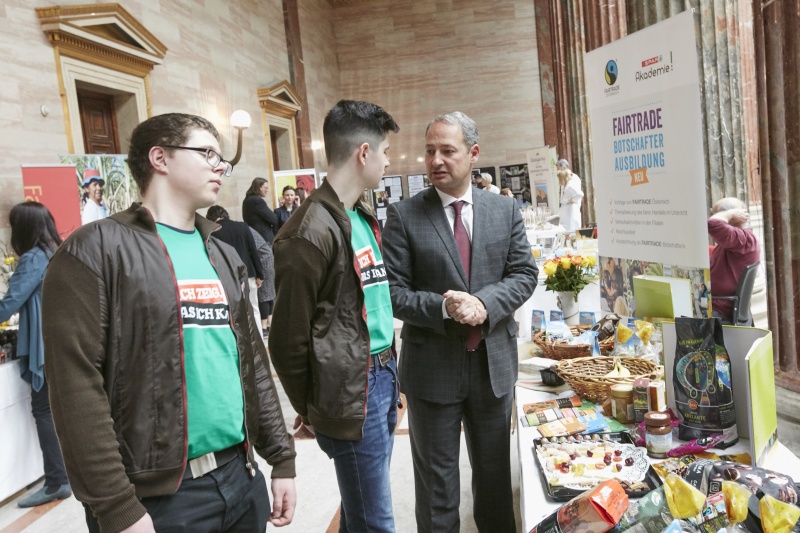 von rechts:  Klubvorsitzender Andreas Schieder (S) im Gespräch mit Lehrlingen der Spar Akademie