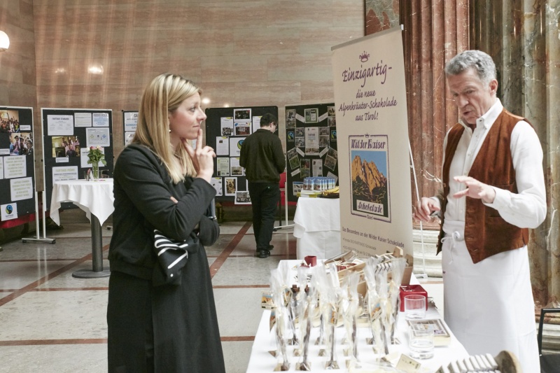 Nationalratsabgeordnete Katharina Kucharowits (S) am Informationsstand