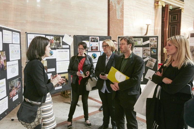 von rechts: Nationalratsabgeordnete Katharina Kucharowits (S), Nationalratsabgeordneter Wolfgang Pirklhuber (G), Nationalratsabgeordnete Ruperta Lichtenecker (G), Nationalratsabgeordnete Tanja Windbüchler-Souschill (G), Elisabeth Wallner Fairtrade Österreich