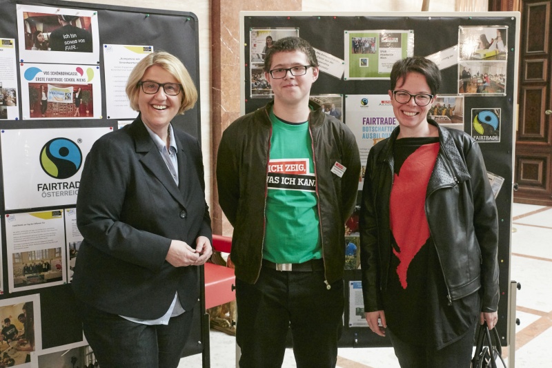 von links:  Nationalratsabgeordnete Ruperta Lichtenecker (G), Lehrling der Spar Akademie, Nationalratsabgeordnete Tanja Windbüchler-Souschill (G)