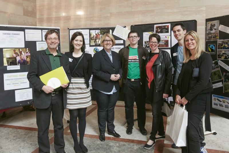 von links: Nationalratsabgeordneter Wolfgang Pirklhuber (G), Elisabeth Wallner Fairtrade Österreich, Nationalratsabgeordnete Ruperta Lichtenecker (G), Lehrling der Spar Akademie, Nationalratsabgeordnete Tanja Windbüchler-Souschill (G), Florian Ablöscher Fairtrade Österreich, Nationalratsabgeordnete Katharina Kucharowits (S)