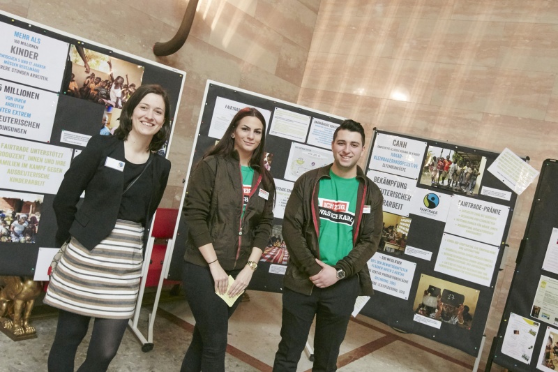 von links: Elisabeth Wallner Fairtrade Österreich und Lehrlinge der Spar Akademie