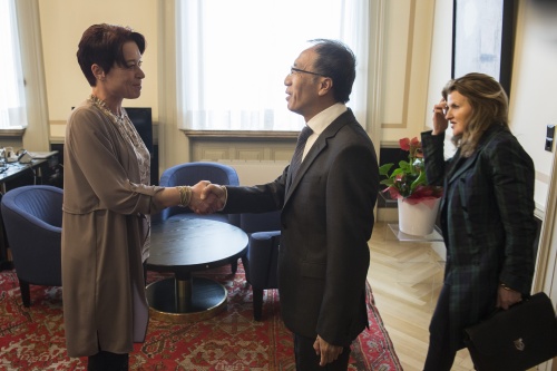 Von links: Bundesratspräsidentin Sonja Ledl-Rossmann (V) begrüßt  Botschafter Li Xiaosi,