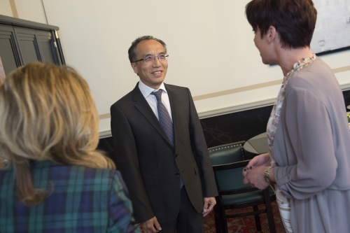 Botschafter Li Xiaosi im Gespräch mit Bundesratspräsidentin Sonja Ledl-Rossmann (V) (rechts)