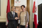 Von Rechts: Bundesratspräsidentin Sonja Ledl-Rossmann (V) und Botschafter LI Xiaosi