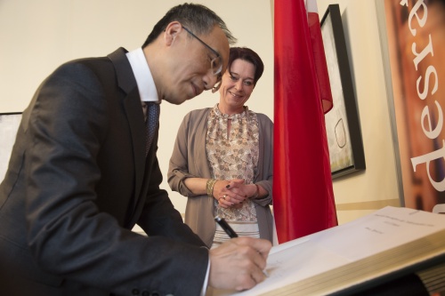 Botschafter LI Xiaosi schreibt in das Gästebuch. Im Hintergrund: Bundesratspräsidentin Sonja Ledl-Rossmann (V)