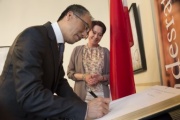 Botschafter LI Xiaosi schreibt in das Gästebuch. Im Hintergrund: Bundesratspräsidentin Sonja Ledl-Rossmann (V)