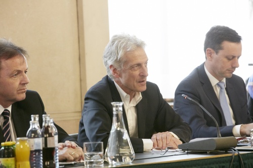 von rechts: Vizepräsident des Bundesrates Ernst Gödl (V), Nationalratsabgeordneter Josef Cap (S) und Nationalratsabgeordneter Nikolaus Berlakovich (S) während der Aussprache