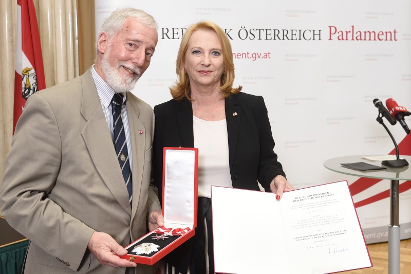 Ehrenzeichenverleihung an das Mitglied des Antragskomitees Jonathan Greenwald durch Nationalratspräsidentin Doris Bures (S)