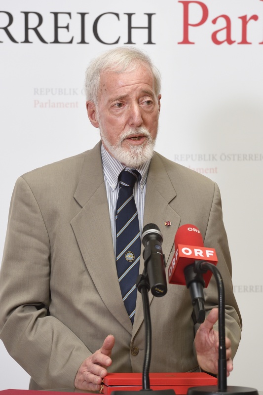 Mitglied des Antragskomitees Jonathan Greenwald am Wort