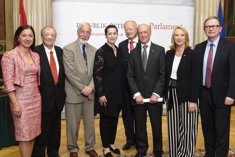 Von links: Generalsekretärin des Nationalfonds und des Allgemeinen Entschädigungsfonds Hannah Lessing, Mitglied des Antragskomitees Kurt Hofmann, Mitglied des Antragskomitees Jonathan Greenwald, Sekretärin des Nationalfonds und des Allgemeinen Entschädigungsfonds Christine Schwab, Nationalratspräsident a.D. Andreas Khol, Vorsitzender des Antragskomitees Franklin Berman, Nationalratspräsidentin Doris Bures (S), Zweiter Nationalratspräsident Karlheinz Kopf (V)